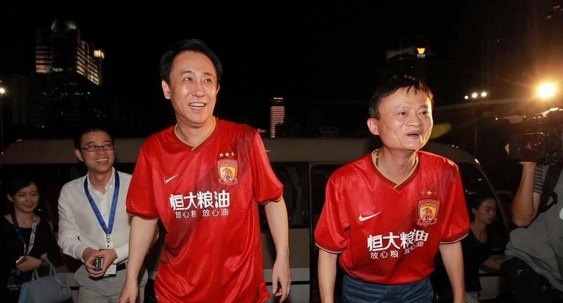 许家印其实是被马云忽悠到现在的锒铛入狱的,当年的许老板还是地产