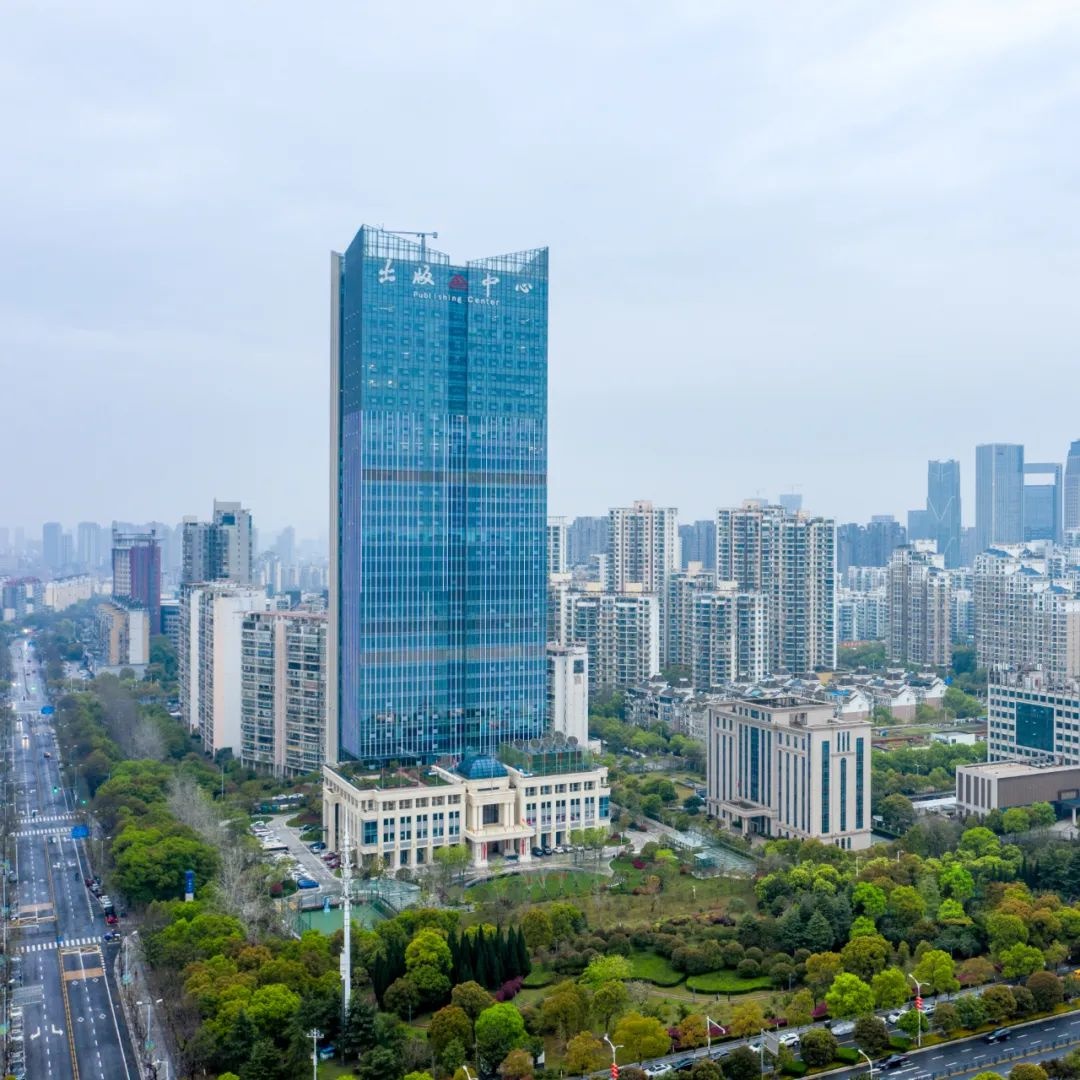 江西出版集团举行出版中心入驻揭牌仪式