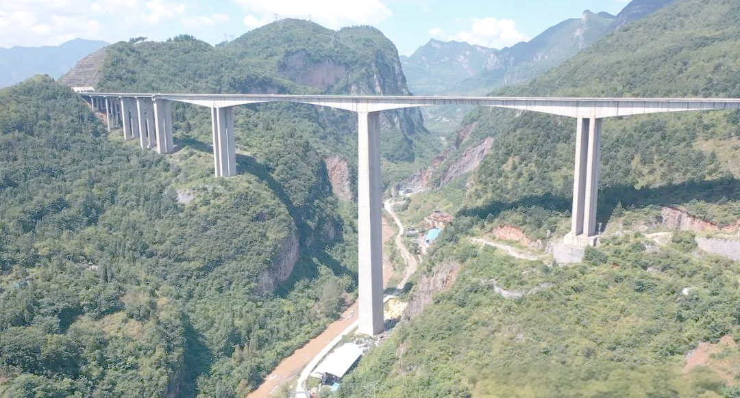 贵州赫章特大桥:桥墩高达195米,被誉为"亚洲第一墩",展现中国基建实力