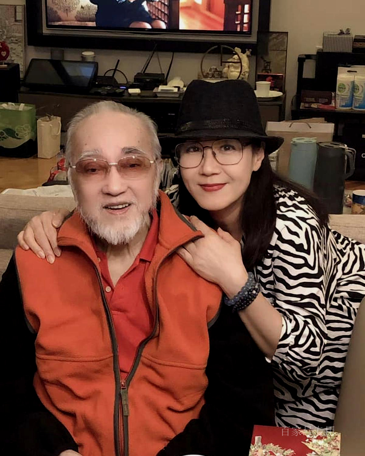 吕颂贤61岁妻子出席生日宴,打扮知性气质文雅,合照站边上仍抢镜