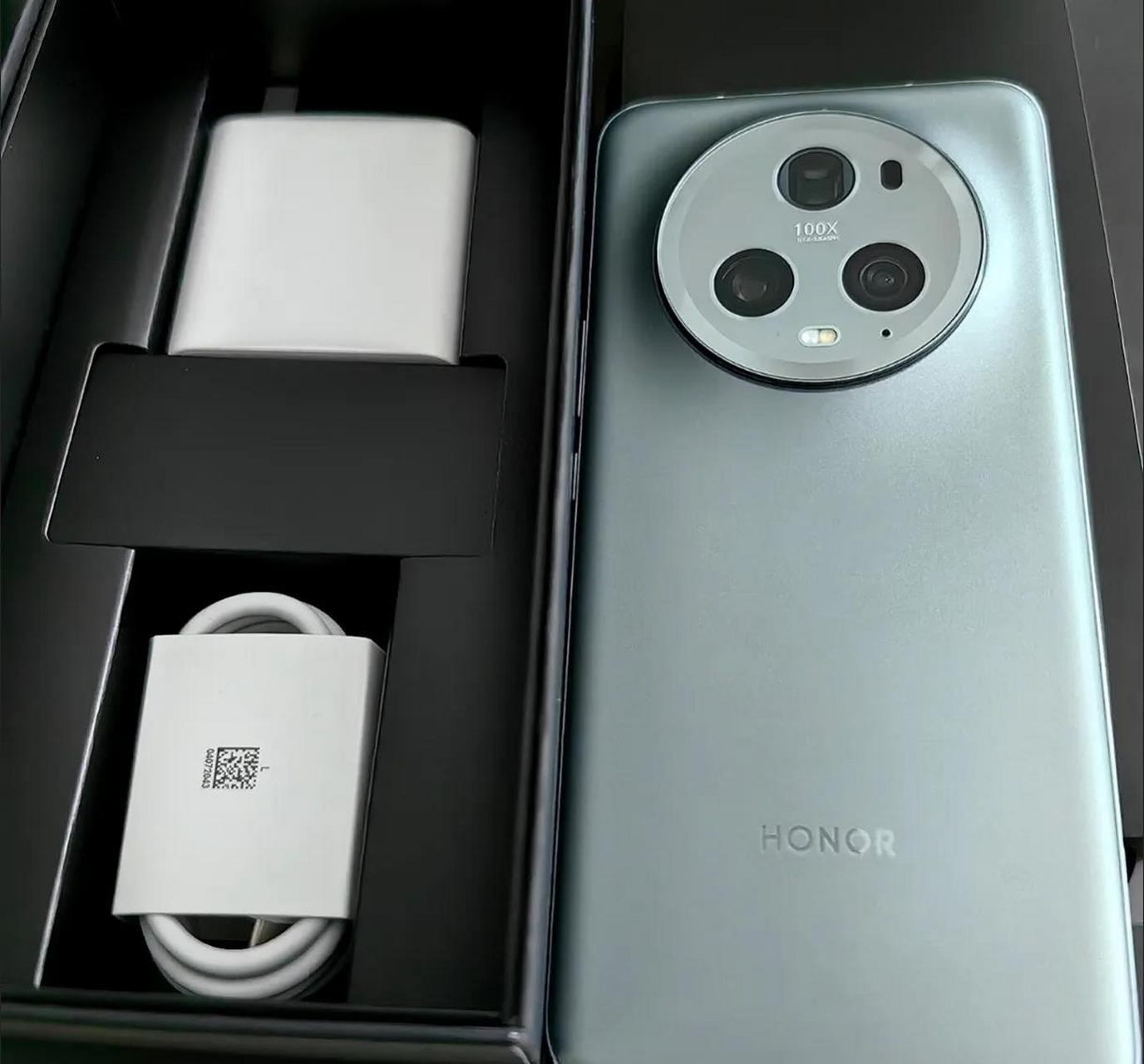 给同事推荐的荣耀magic5 pro到了 苔原绿,12 256的版本  毕竟真金白银