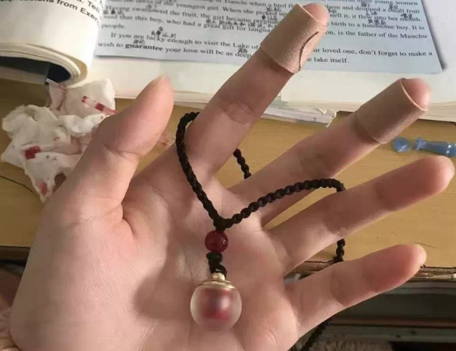 网红血吊坠,狗链牵男友,爱情不需要傻瓜式证明