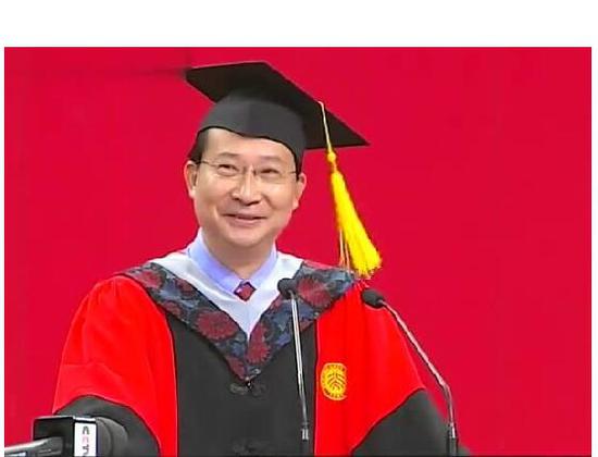他放弃美国的任职,回国任教,曾嘲讽:几个老院长给一个处长赔笑