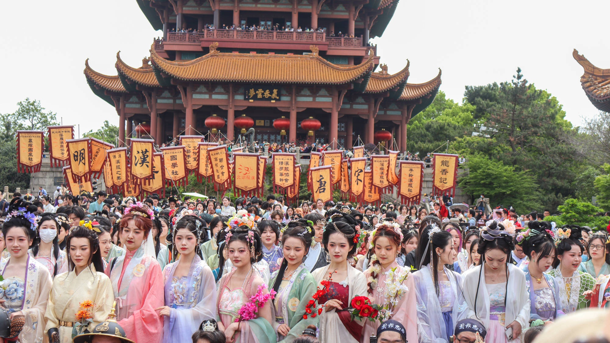 千余名汉服爱好者齐聚武汉黄鹤楼共赴传统文化盛宴