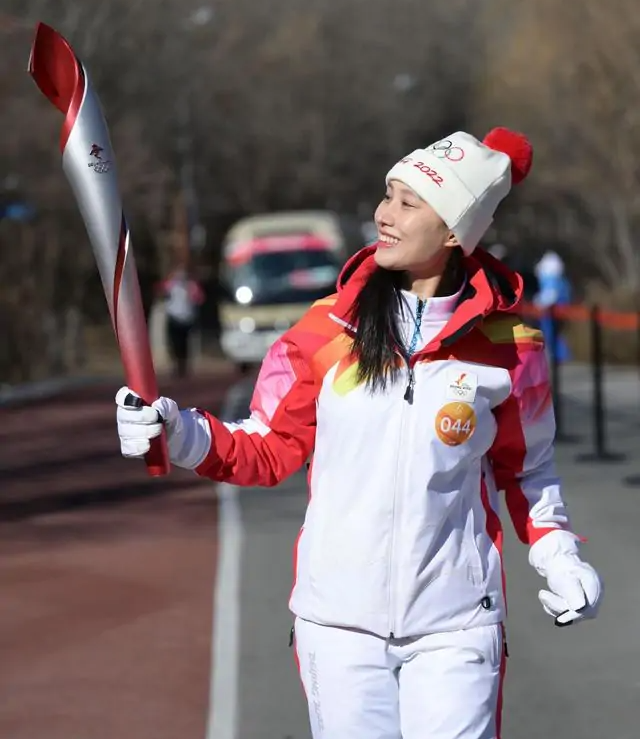 中国运动员张虹斩获冬奥首枚速滑金牌