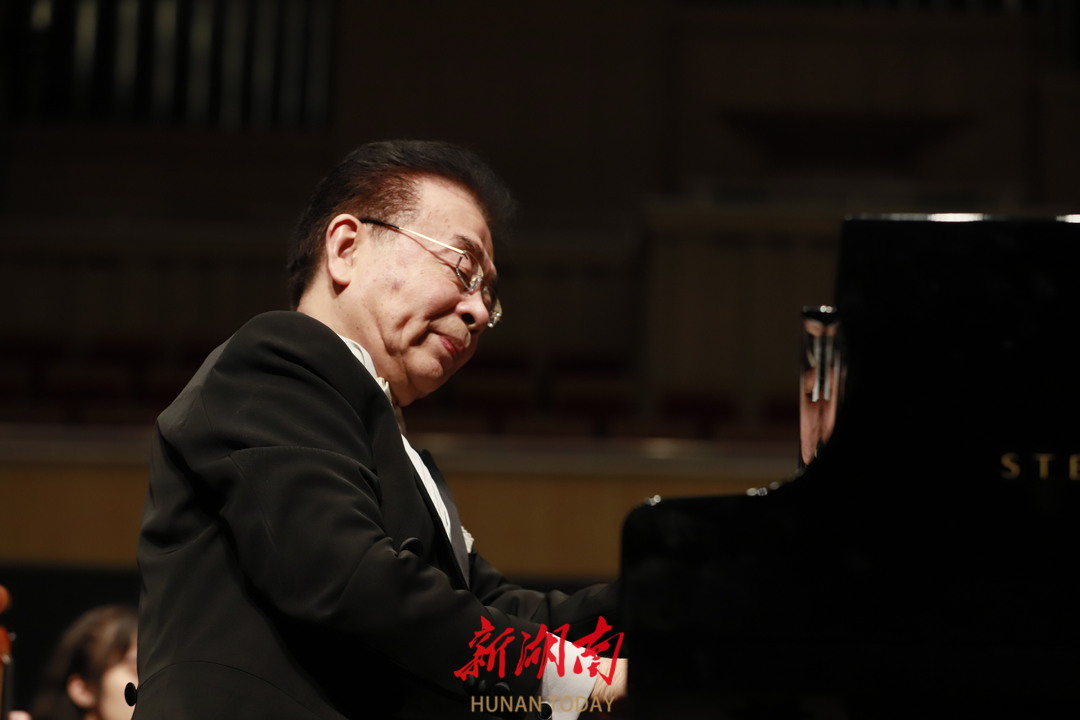 石叔诚激情演奏《黄河颂》