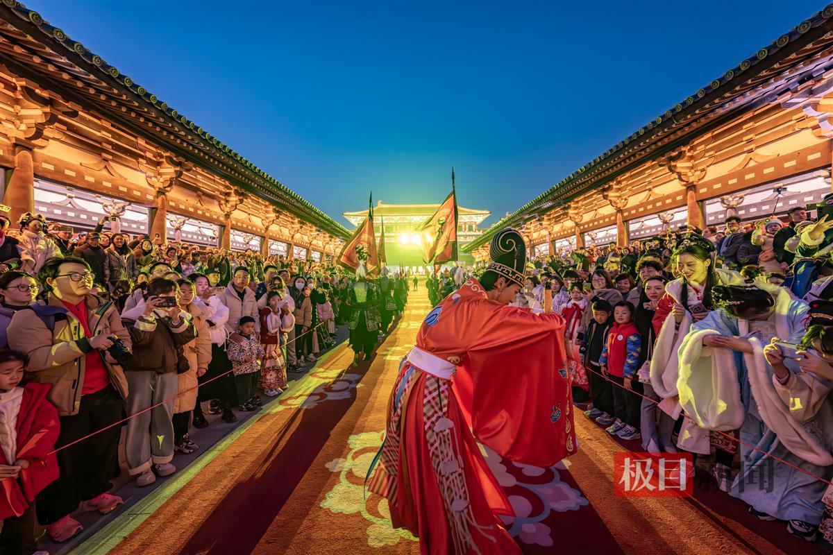 极目红火年|襄阳唐城新春狂欢,60多场演出嗨玩"白 黑"