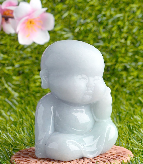 翡翠娃娃摆件:在佛教文化中寻找内心的宁静