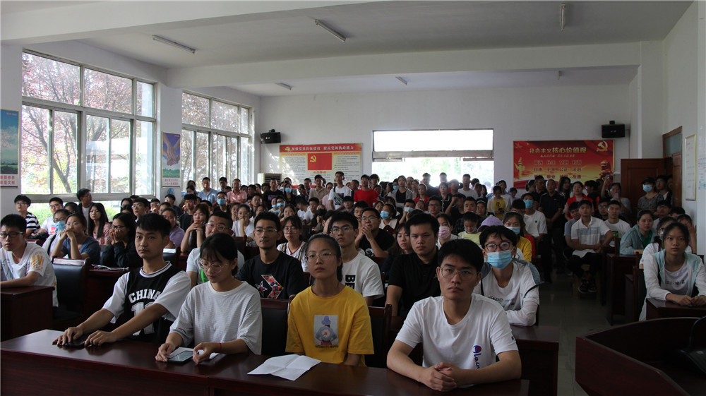 灌南县百禄镇连续四年为大学新生举行欢送会