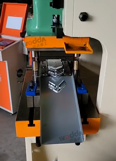 风管/共板法兰角码机_全自动角码生产线