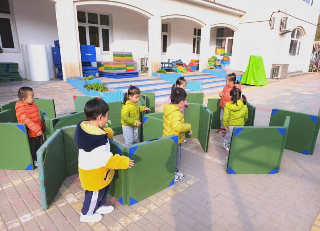 垫子乐翻天:小班幼儿的惊喜探索之旅