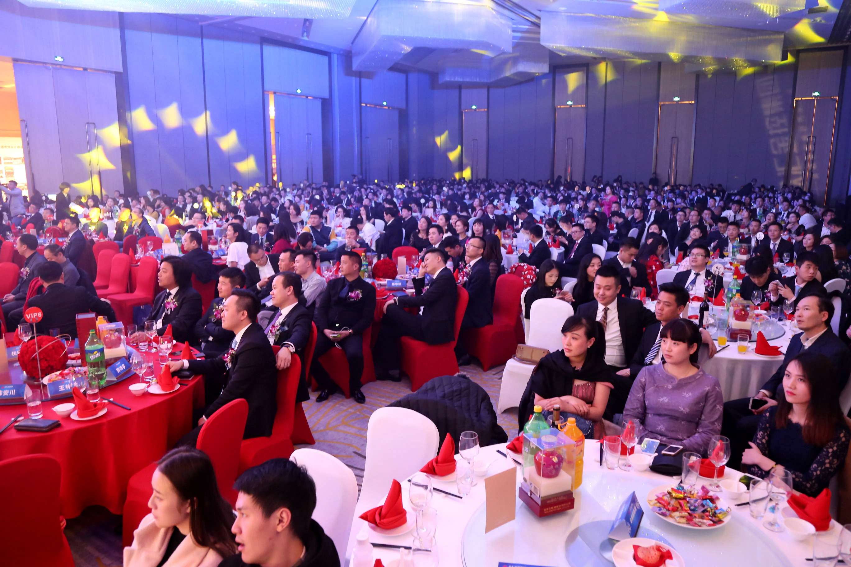 一场高端有创意的公司年会怎样策划