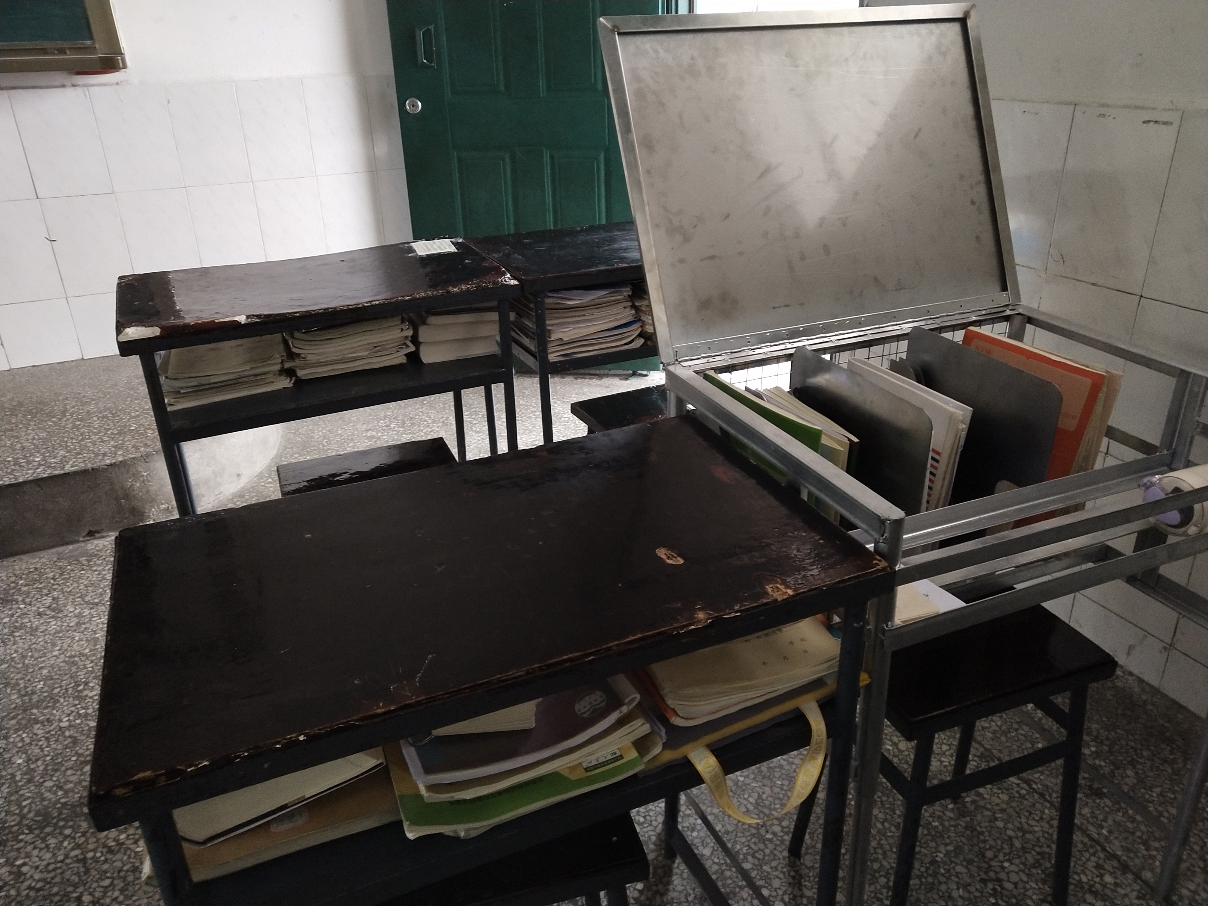 翻盖课桌叫好不叫座?价格太高?安全存在隐患?查找效率低下?