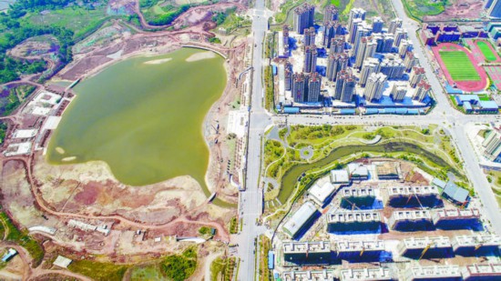 建设中的岳池县龙湖公园一角
