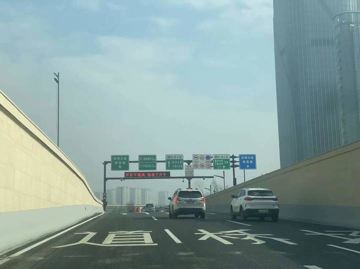 真快!杭州江南大道隧道刚刚开通试运行,西口进东口出,亲测只要2分50秒