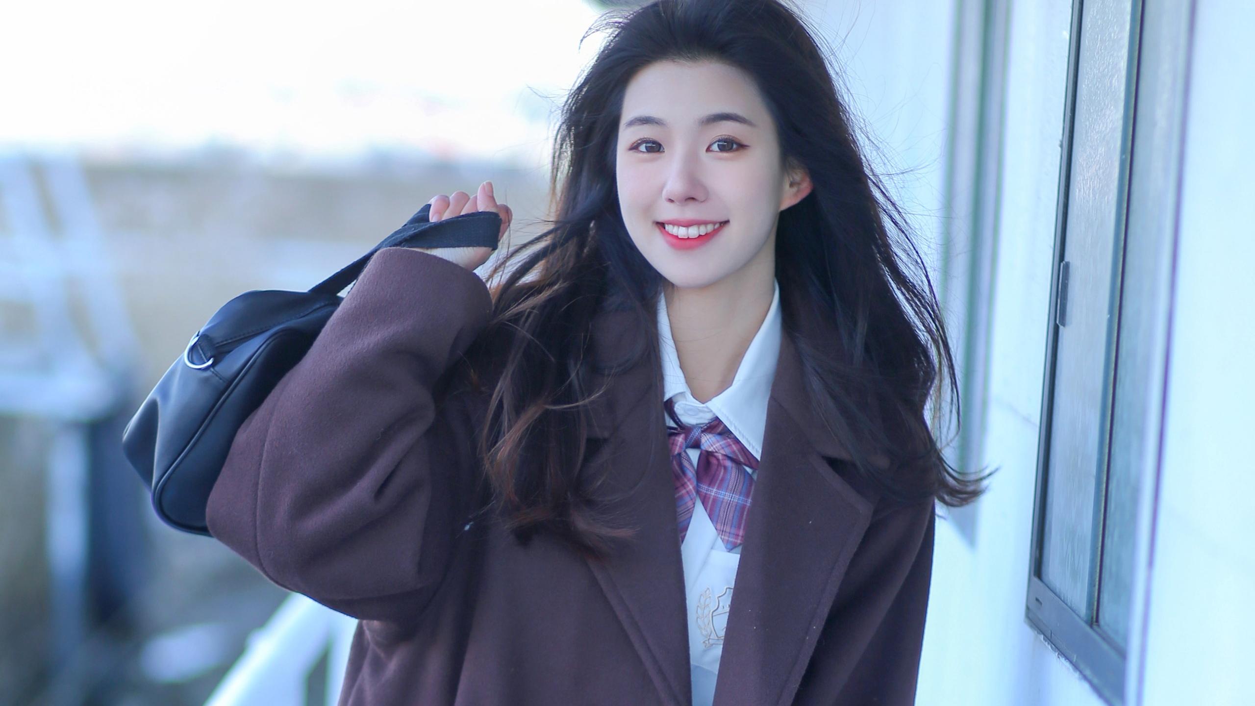 每日图集(40),微凉冬季身着白衬衣西装短裤的美女学院风系列