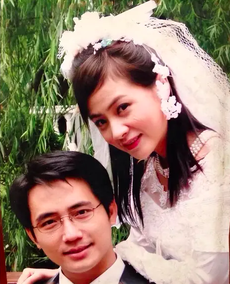 51岁"康祁耀"和45岁"黄菲"要生二胎?两人戏外人生截然相反