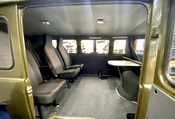 "瓦滋旅行者",苏联uaz452型军用面包车