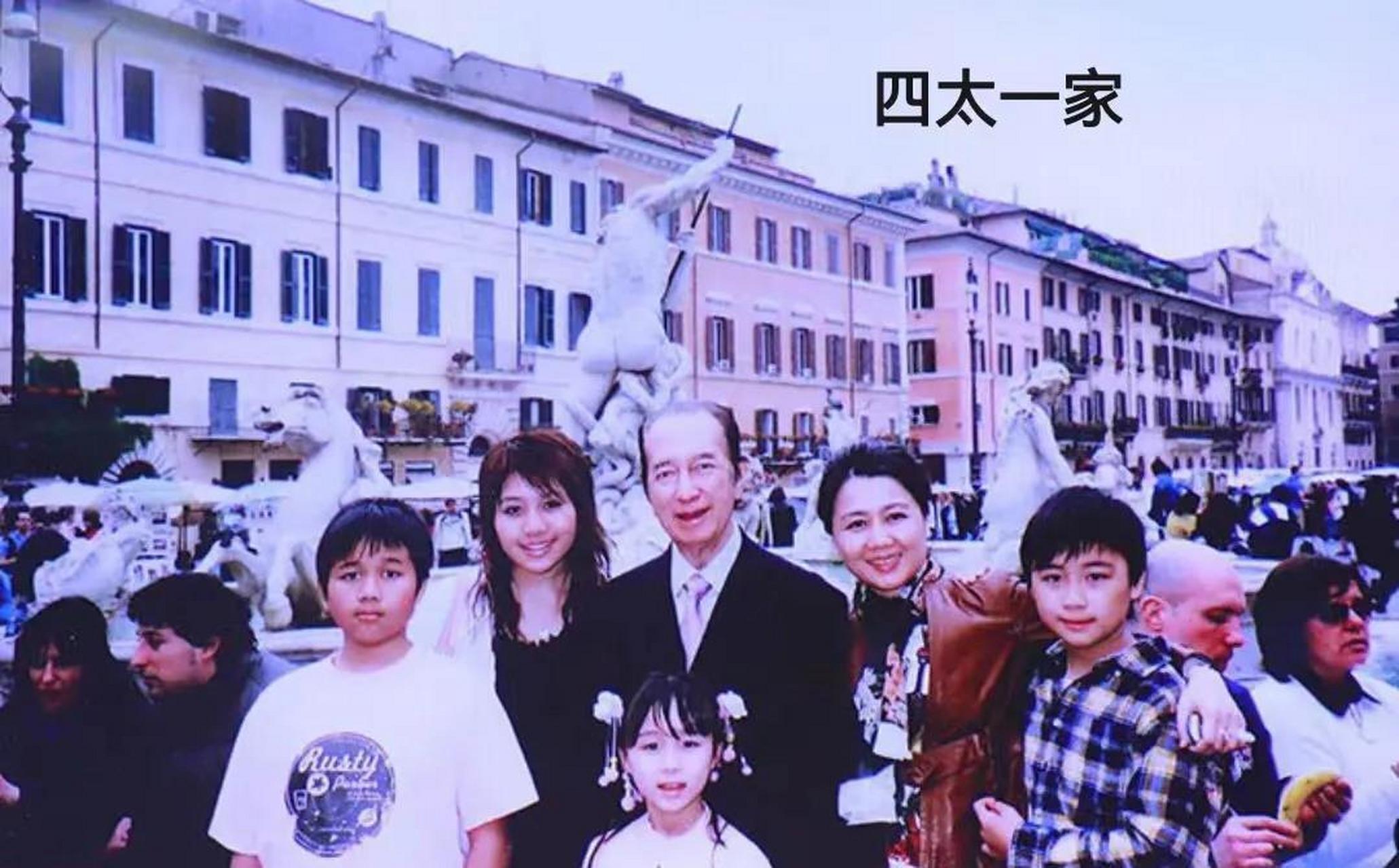 她其实和亲姐何超盈长得才像,姐妹俩下半张脸相似,姐妹俩的尖下巴和