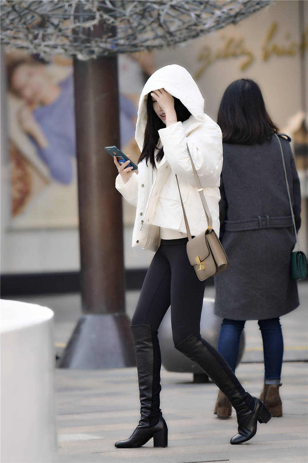 黑色长靴,拼接色款式,搭配黑色紧身裤,衬托苗条身材