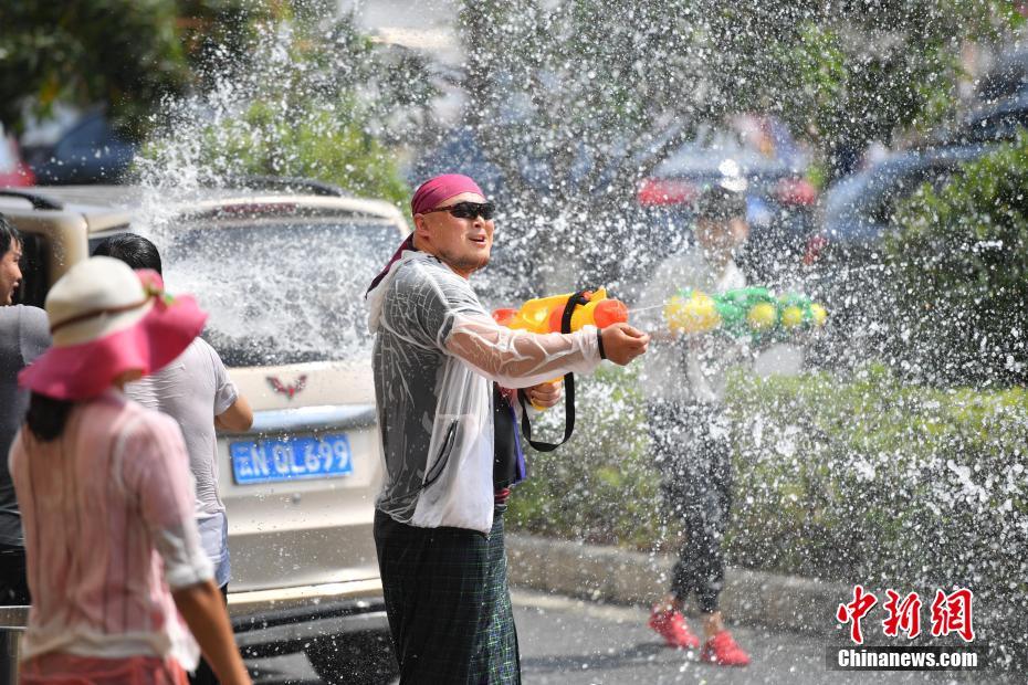 瑞丽泼水节图片