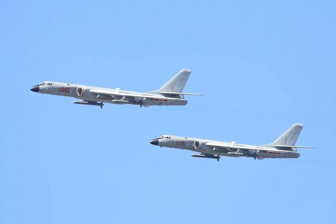 云端相见成真!解放军轰六绕飞台岛,与不明战机相遇,临危不惧