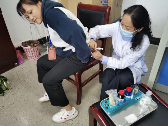 李红波(右1)为学生注射.