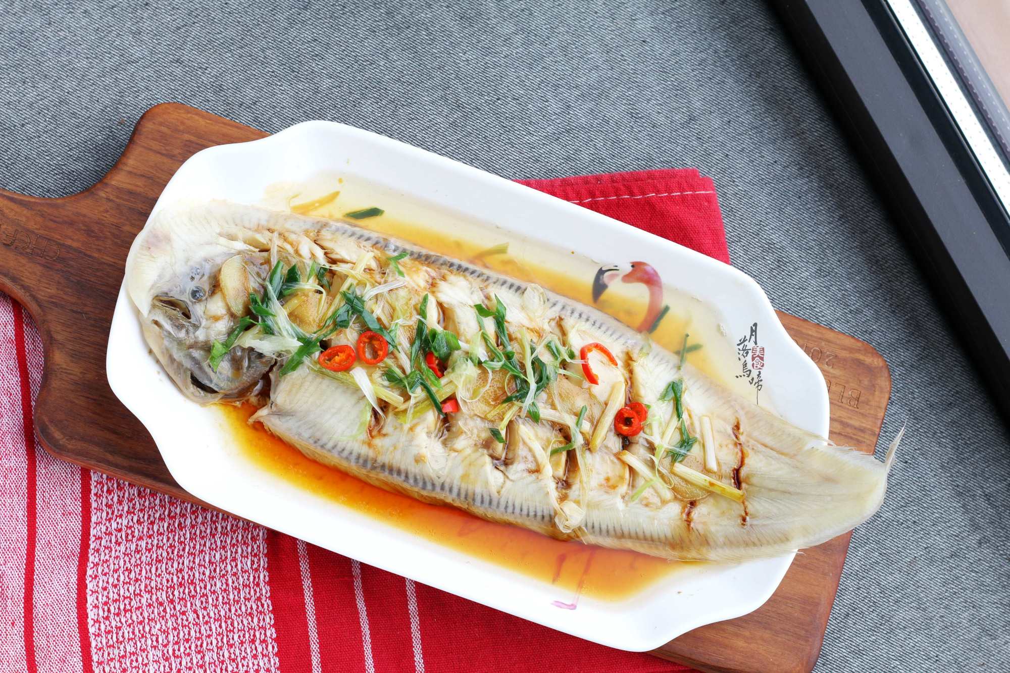 这种鱼既珍贵又奇怪,不刮鳞只剥皮,简单一蒸,色香味俱全