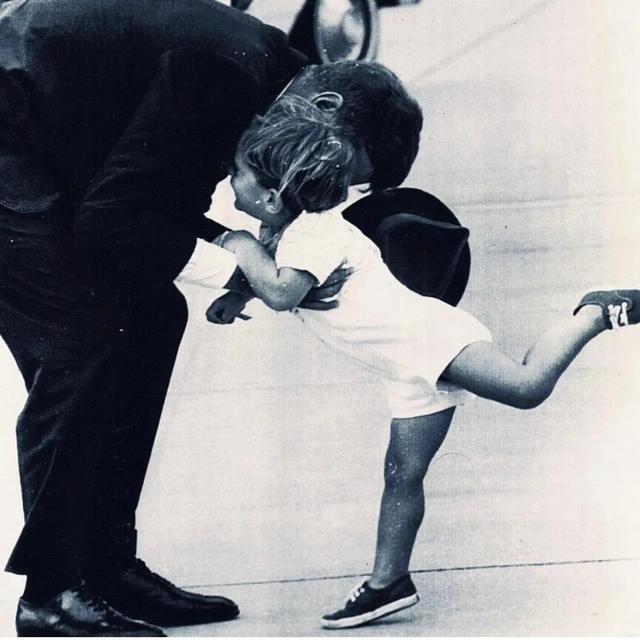 小肯尼迪夫人卡罗琳:衣品好 脾气暴 吸大麻 超强控制欲 离世时仅33岁