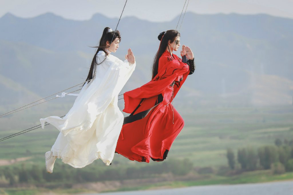 《吉星高照》翟潇闻改仪态毛病,与张凌赫对戏演绎谢怜花城飞天戏