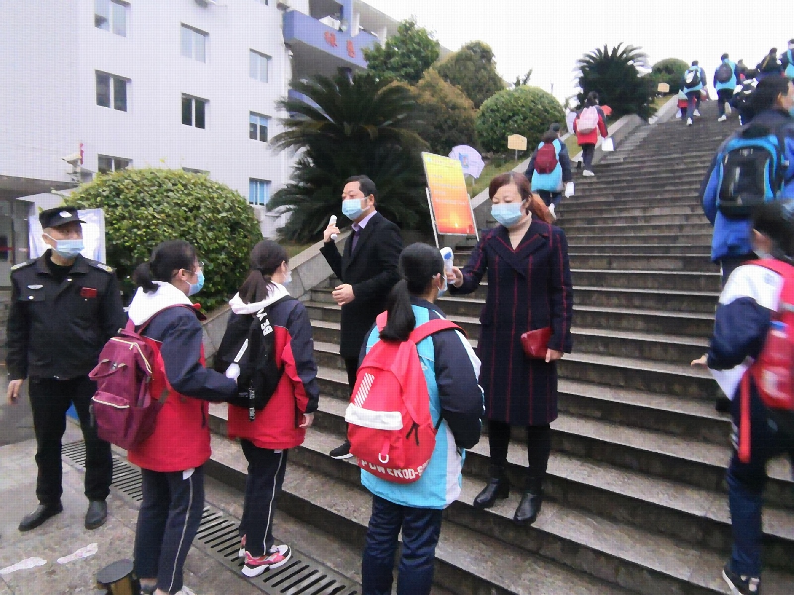 市教育体育局副局长张强到自贡市第二十八中学校检查开学工作情况