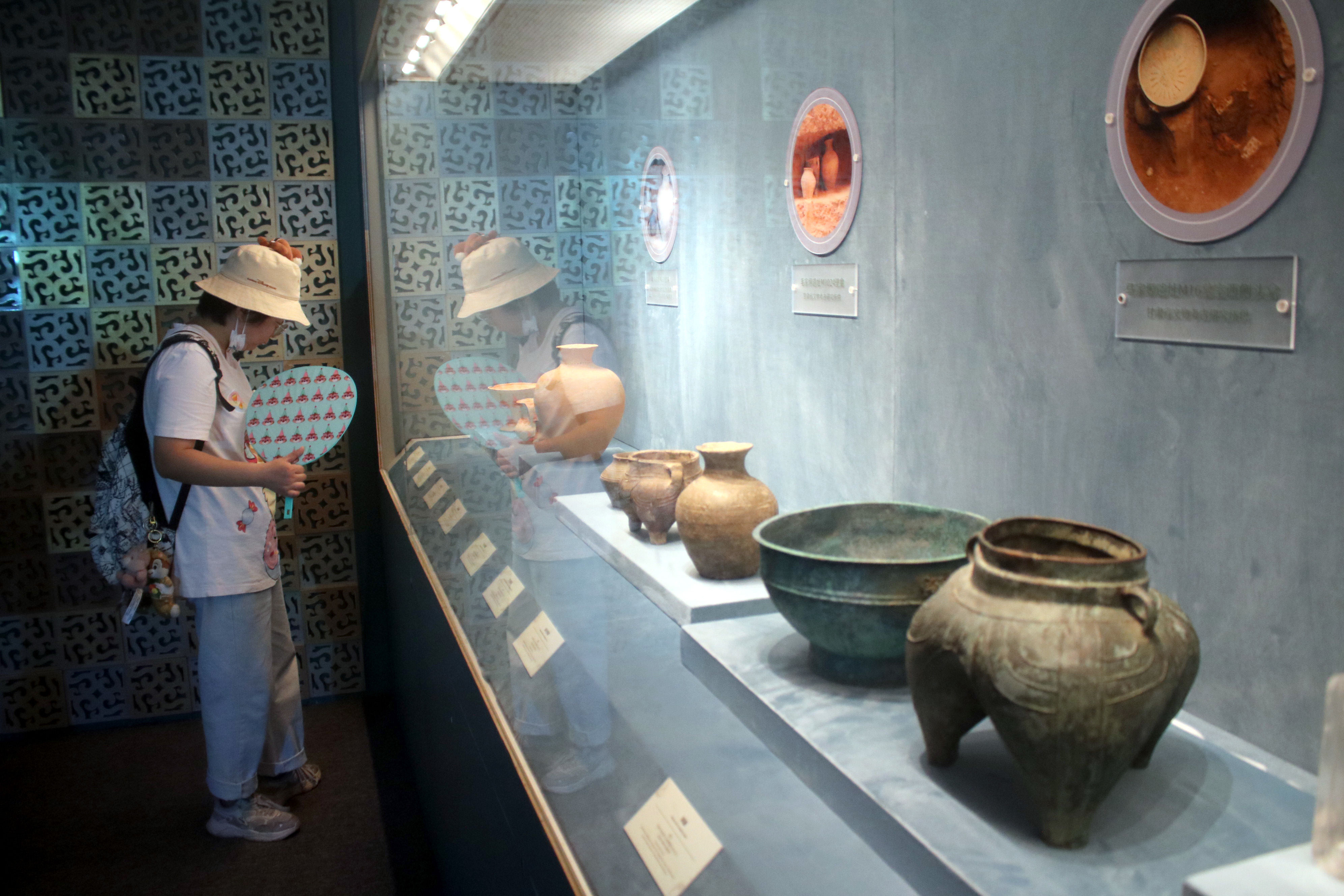 甘肃马家塬遗址出土文物展亮相江苏苏州博物馆