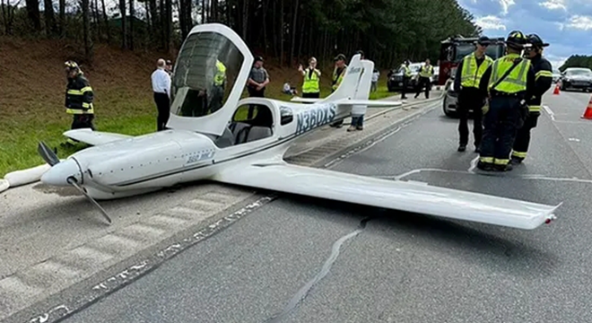 美国一架小型飞机迫降高速公路撞上两辆汽车