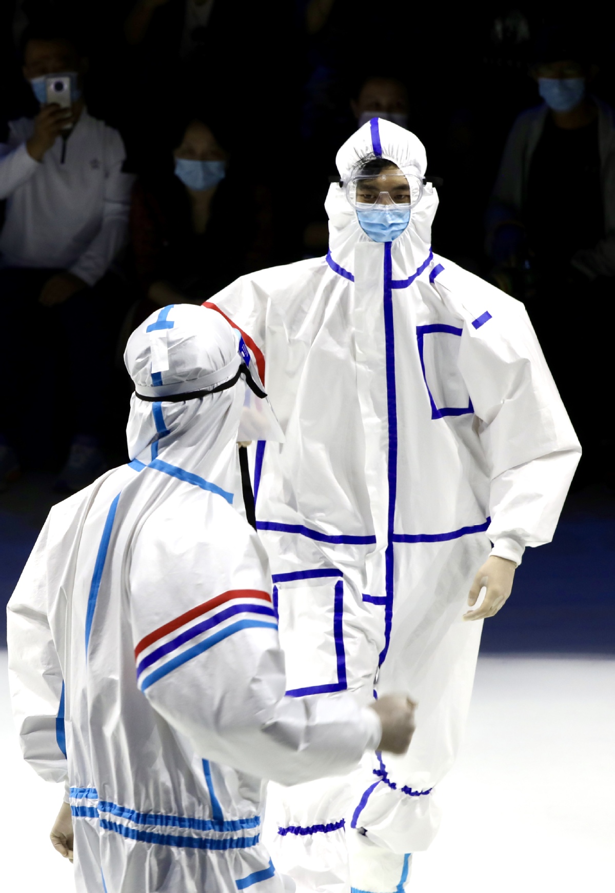 "最美逆行者"——医护服装秀在中国国际时装周展演