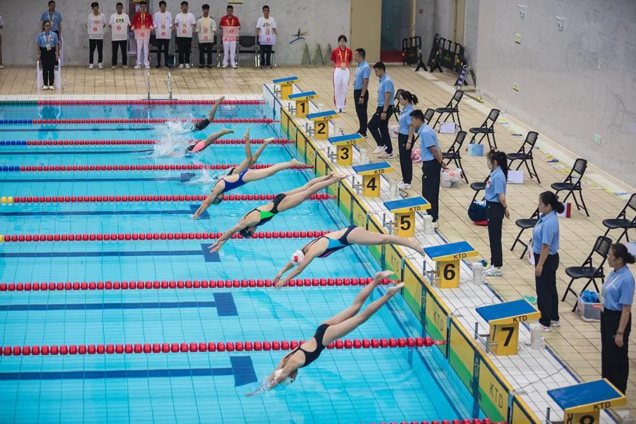 省十六运会青少年组游泳比赛项目精彩开赛