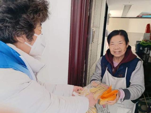 暖心!虹桥中园居民自发给小区高龄,独居老人送汤圆