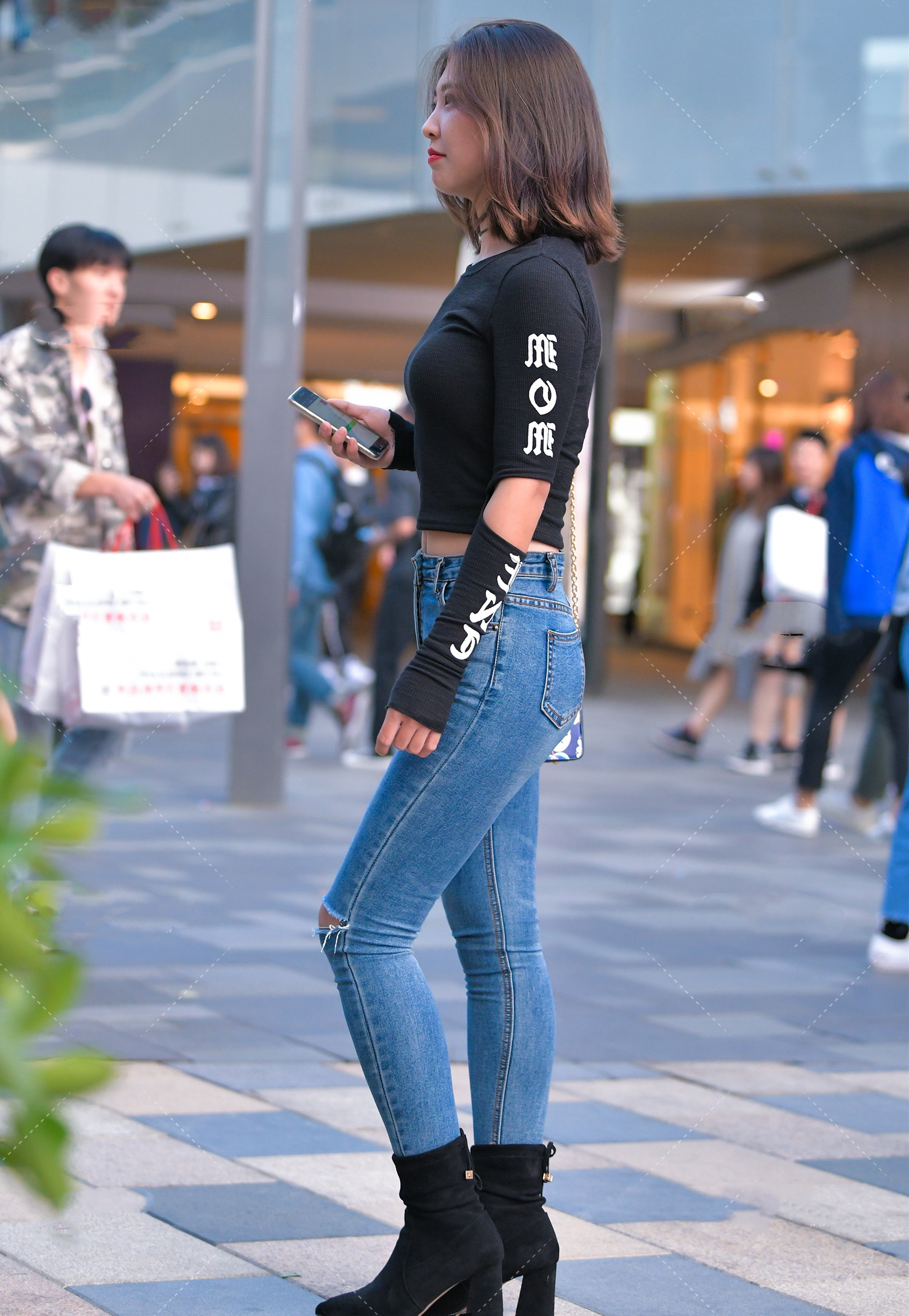 短发美女甜美又可爱,穿上破洞牛仔裤,尽显青春活力