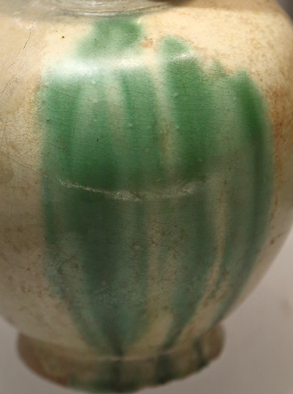 禁止出境文物之"白釉绿彩长颈瓶"