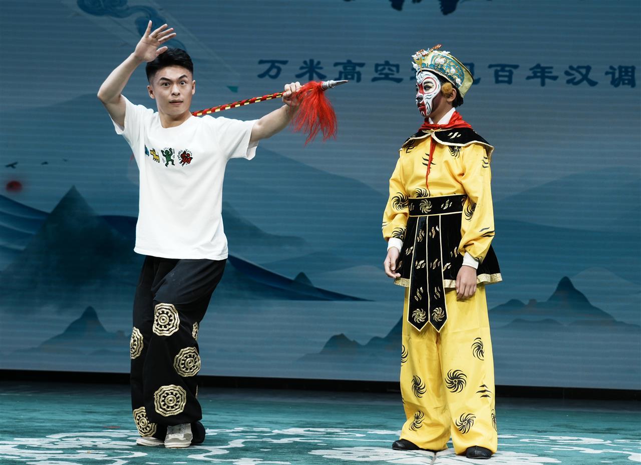 化妝、穿上戲服學(xué)漢劇悟空1.jpg