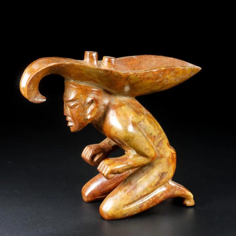 妇好墓中的跪坐玉人:细看其神秘姿态与精美雕刻