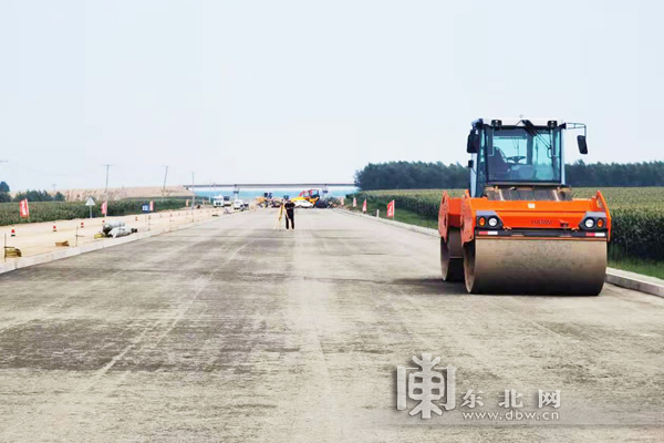 绥大高速公路开始碎石功能层施工