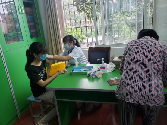 近日,井研县竹园学区学生疫苗接种在竹园小学展开,县教育局副局长宋茜