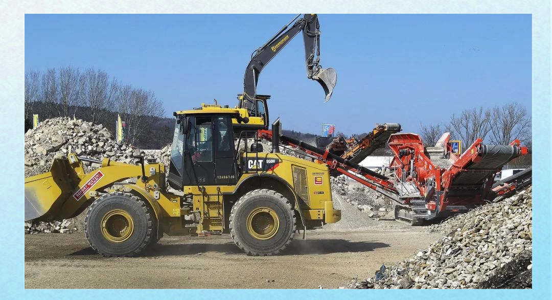 如何高效地操作装载机推平土堆?