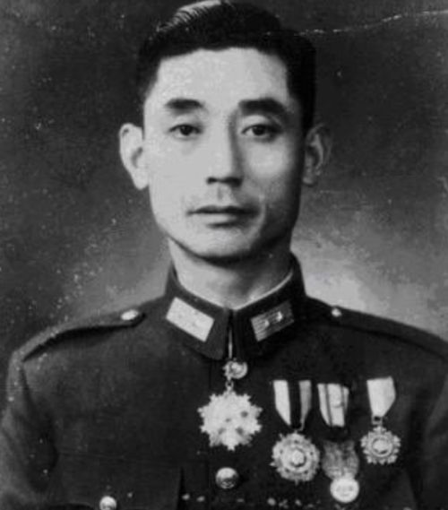 1949年国民党中将张淦被俘的罕见照片,被俘后眉头紧锁,一脸茫然