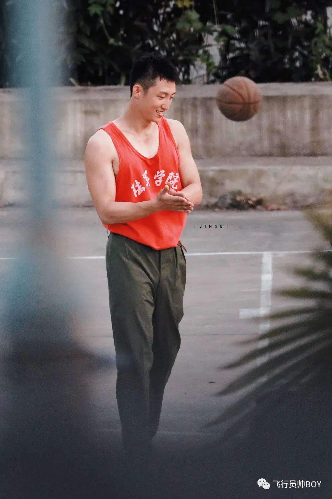 黄景瑜新戏穿红短裤打篮球,跳起来的视频就看了一百遍!