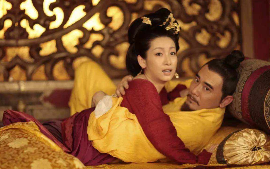 杨玉环与干儿子打闹之时,不慎伤及要害,发明一物让百姓纷纷追捧