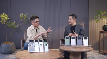 卢伟冰现场开箱小米17 Pro 套上手机壳秒变游戏掌机