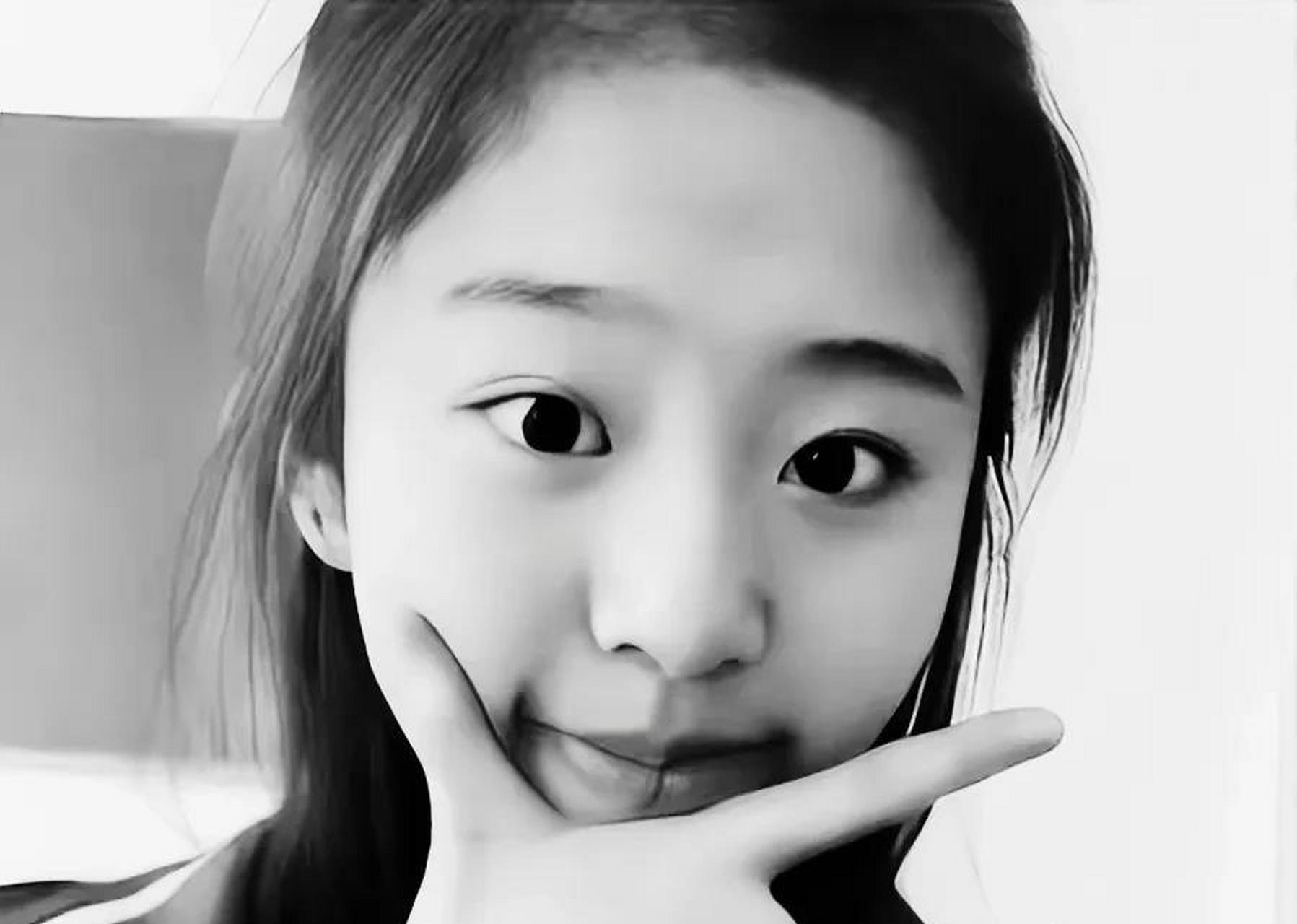 男孩名叫王祎哲,是一名富二代,旁边的女人是他的母亲,曾靠洗脚城发家