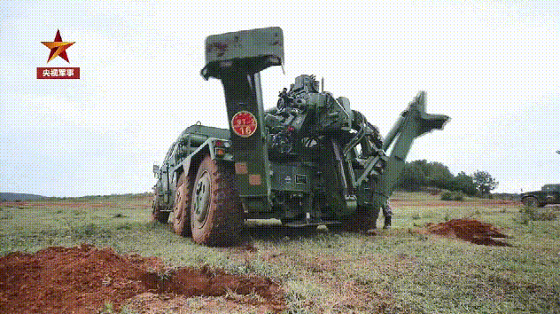 第75集团军列装猛士版车载榴弹炮,侦察车引导打击敌火炮阵地画面曝光