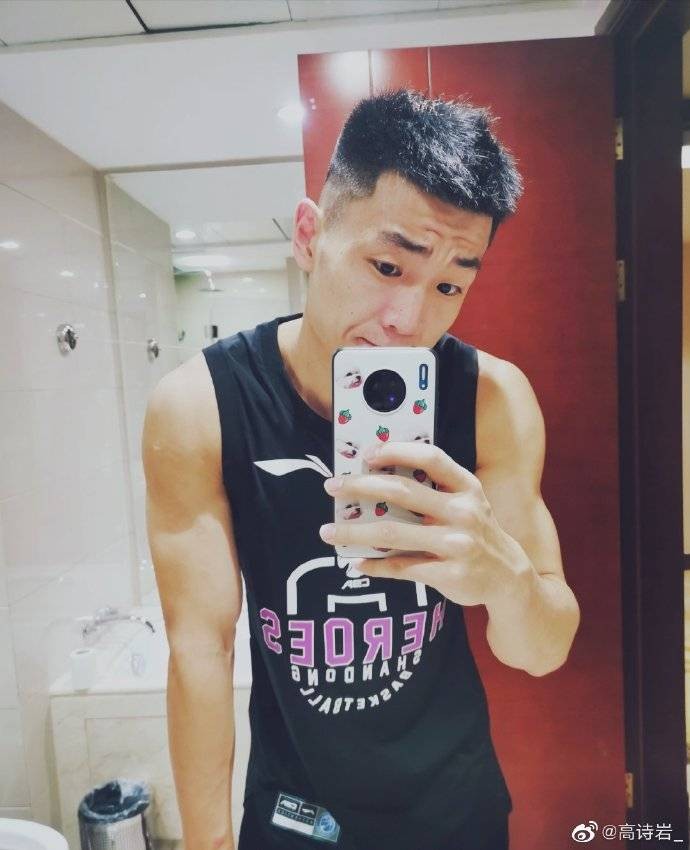 嘚瑟!高诗岩剪发后晒自拍照:人好看怎么剪都帅